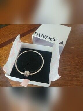 Pandora Silver Radiating Heart Bangle Bracelet 7.5 Inch 19cm